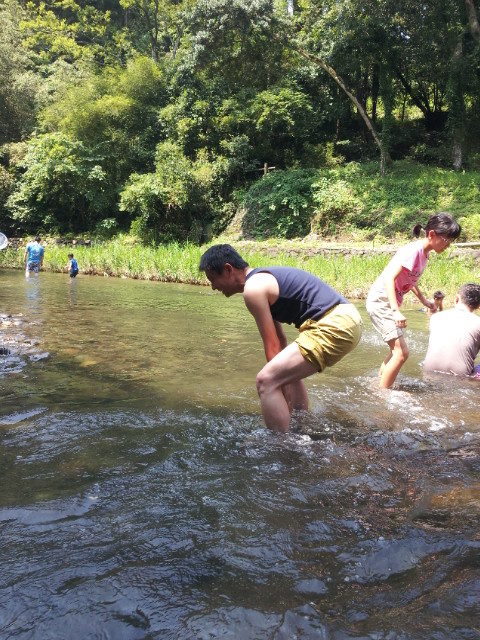 いい年こいて川遊び